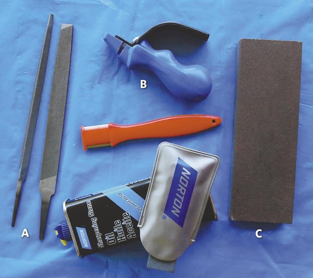 There are several kinds of tools that can be used to sharpen pruner blades, including: A) metal files, B) ceramic sharpeners and C) whetstones. Choose the type you like best.